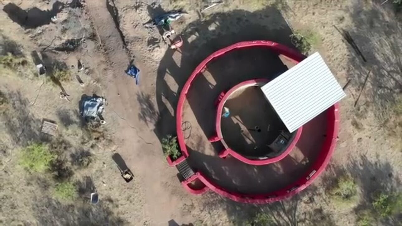 Paredes feitas com sacos de terra do próprio deserto, energia vinda só do sol e água guardada da chuva: a casa hyperadobe da família Longnecker no Arizona vive 100% fora da rede elétrica e enfrenta o clima extremo sem tijolo