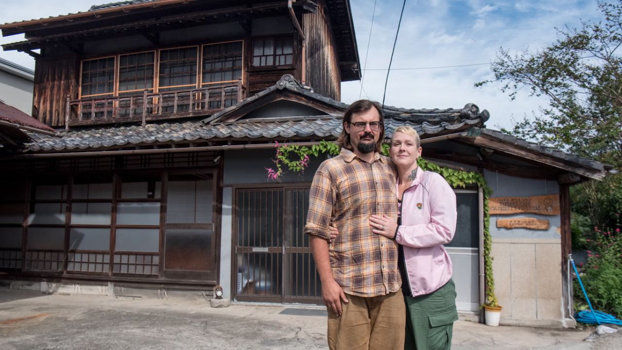 Norte-americanos compraram uma casa sem uso por R$ 37 mil, investiram mais de R$ 130 mil na reforma e abriram um negócio de hospedagem no Japão.