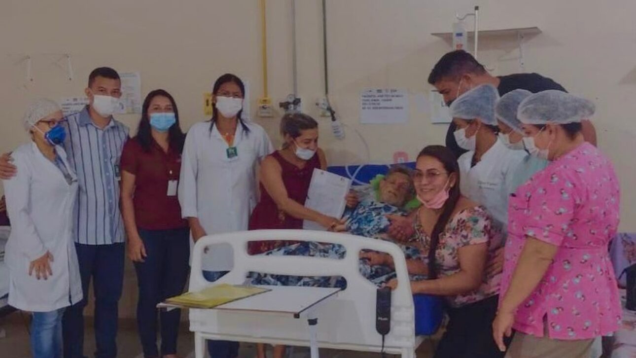 In Santarém, Mr. Tito, 73, got married in the yellow room of the UPA, and the team found his children he hadn't seen for years through the internet.
