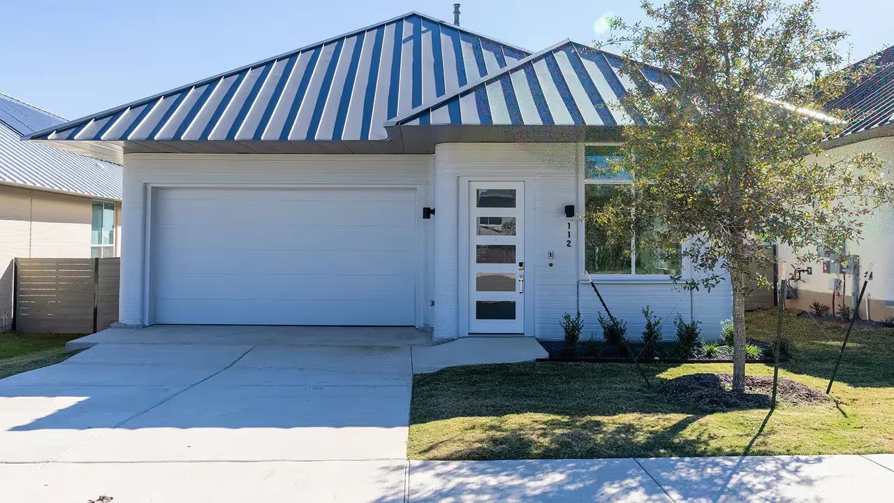 Casas impressas em 3D do Wolf Ranch foram concluídas em 2025 no Texas, com 100 residências, robô Vulcan, Lavacrete e telhados solares.