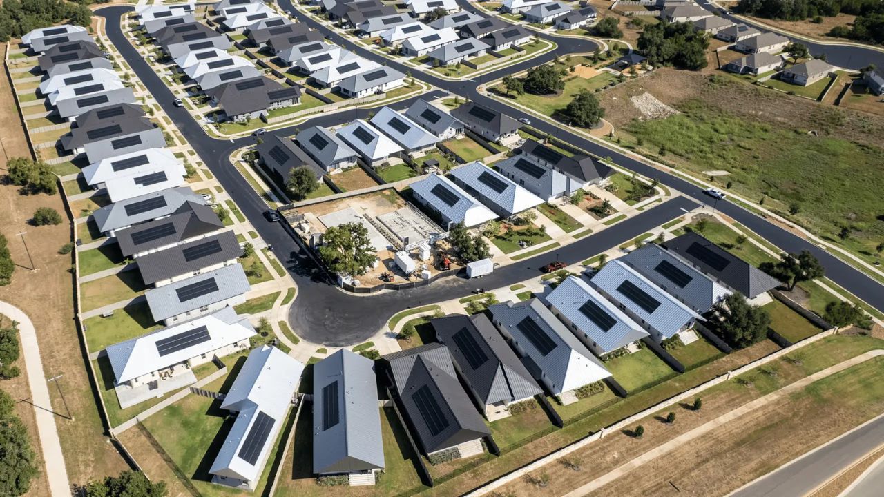 Casas impressas em 3D do Wolf Ranch foram concluídas em 2025 no Texas, com 100 residências, robô Vulcan, Lavacrete e telhados solares.