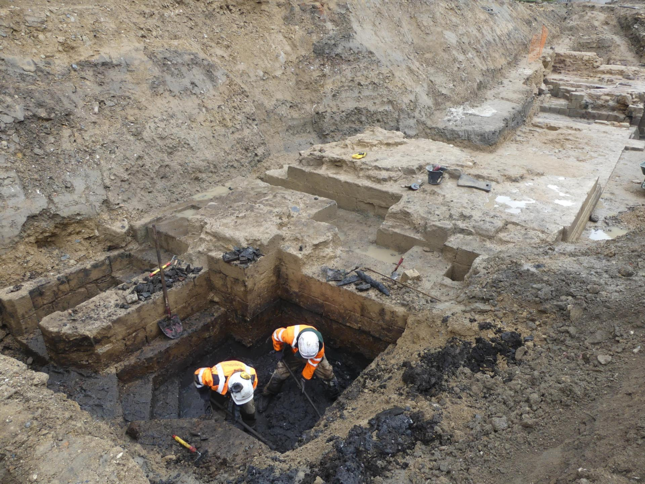 Obras para transformar uma mansão do século XVIII em museu atravessaram o pátio e revelaram um castelo de 640 anos, com paredes de 5,6 metros, escadarias, fosso, joias e chaves preservadas sob a construção