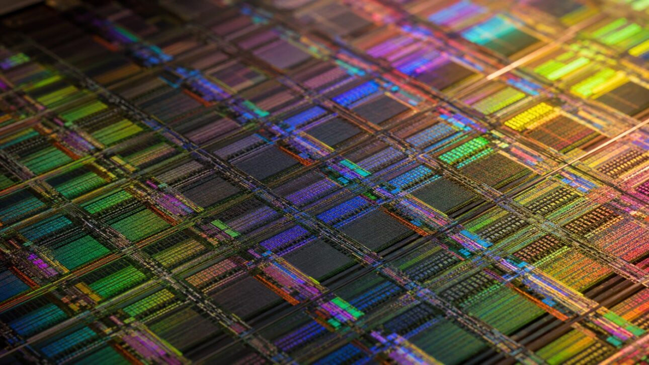 Close del wafer de silicio de Cerebras, un único chip gigante cubierto por miles de millones de circuitos.