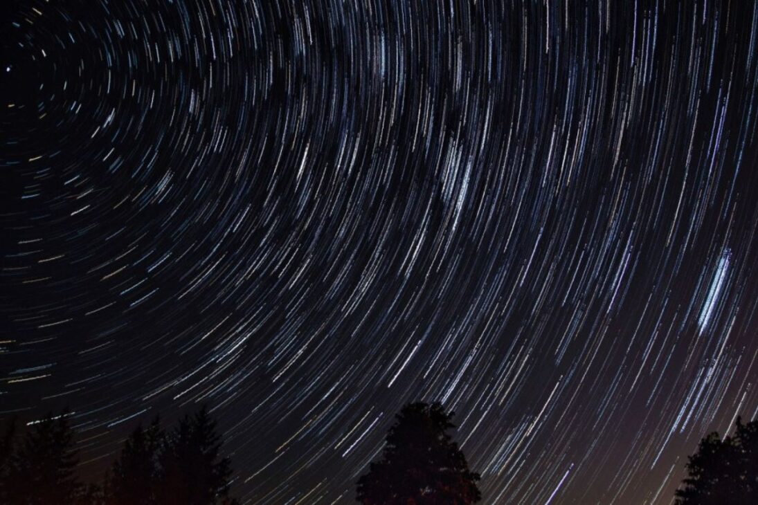 Duas chuvas de meteoros atingem o pico nas madrugadas de 30 e 31 de julho, visíveis a olho nu no Brasil. A Lua cheia atrapalha.