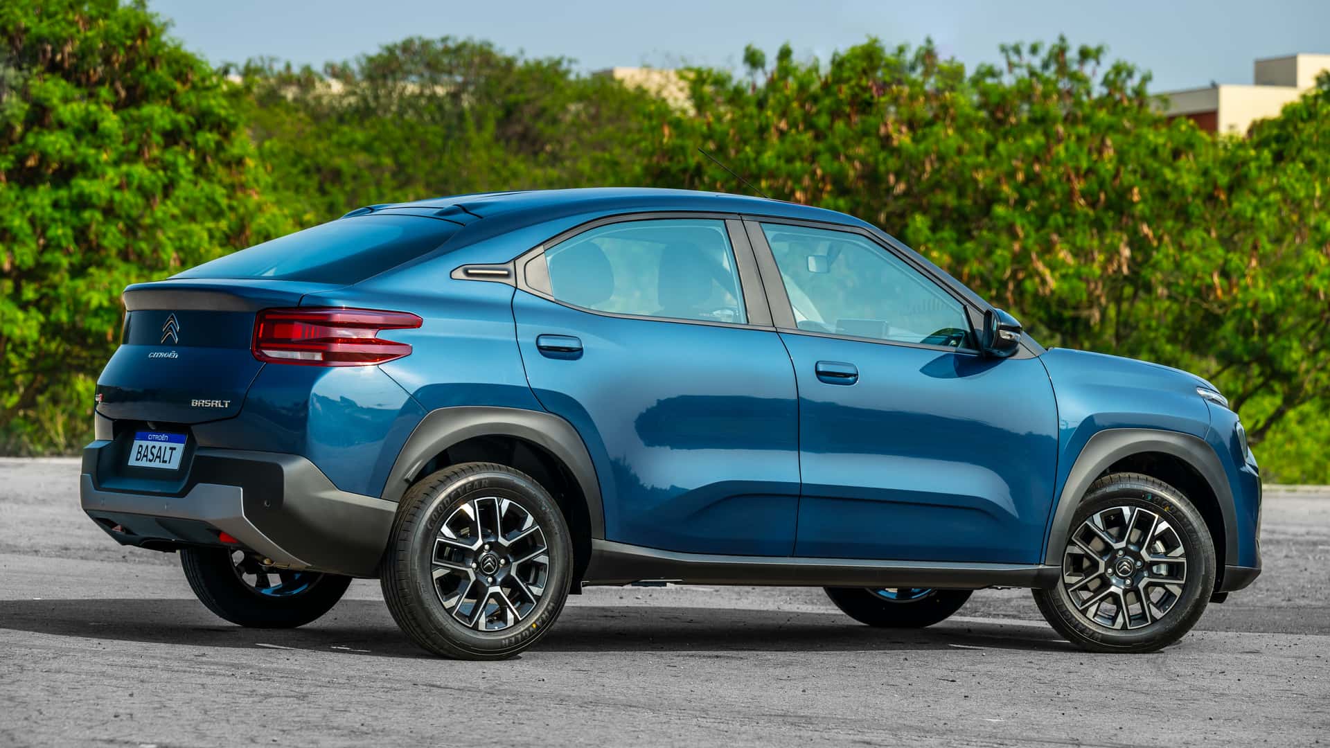 Citroën Basalt Shine Turbo combina porta-malas de 490 litros, central de 10”, painel digital de 7”, câmbio CVT e motor Turbo 200 de até 130 cv.
