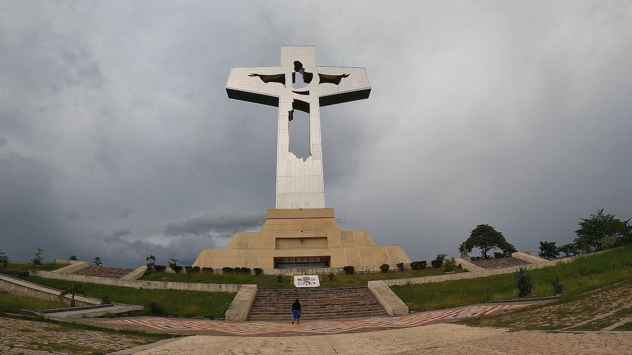 Cruz colossal de 62 metros impressiona a América Latina e supera o Cristo Redentor em altura com aço, concreto, Cristo esculpido na própria estrutura e mirante interno mais alto que um prédio de 20 andares