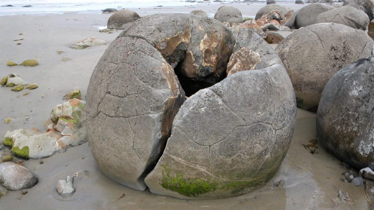 Moeraki Boulders são o que os geólogos chamam de "concreções septarianas" — pedras cujas rachaduras internas foram ocupadas por depósitos minerais.