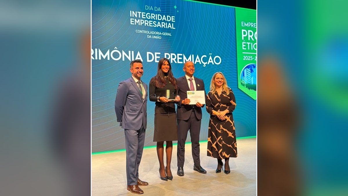 Representantes da Constellation recebem o Selo Empresa Pró-Ética 2025–2026 durante cerimônia da CGU em Brasília.