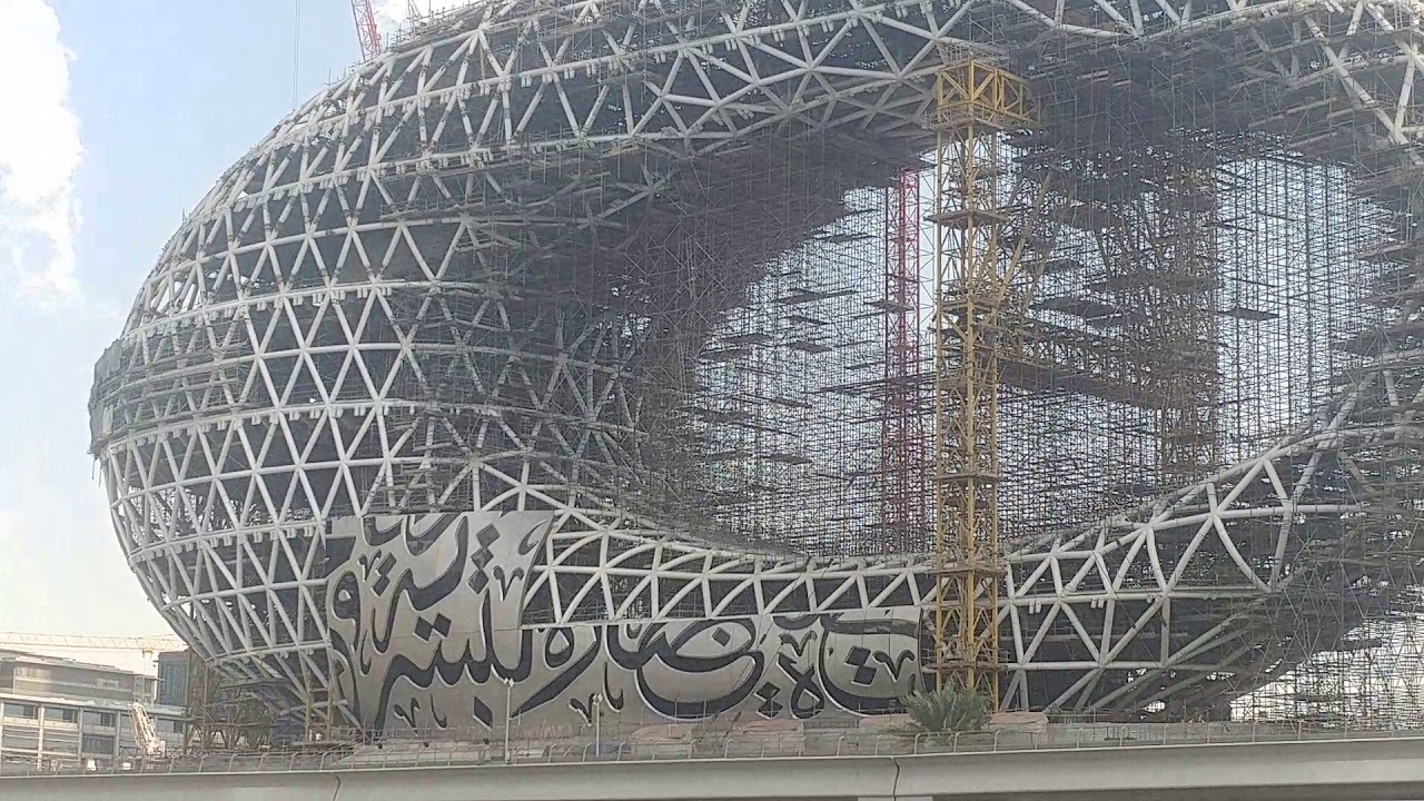 Museu do Futuro, em Dubai, tem 77 metros, fachada de aço com 1.024 painéis, caligrafia árabe iluminada e estrutura em forma de anel.