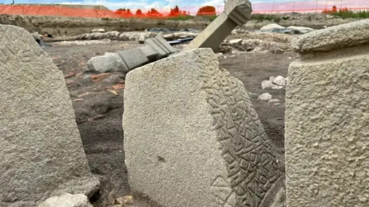 Durante construção de estrada no nordeste da Itália, operários que faziam desativação de munições descobrem santuário antigo “importante” com estruturas de templos e pedras inscritas