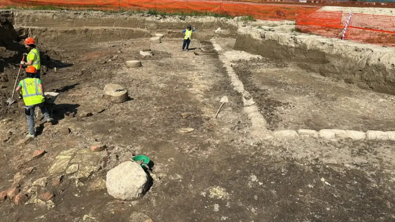 Durante construção de estrada no nordeste da Itália, operários que faziam desativação de munições descobrem santuário antigo “importante” com estruturas de templos e pedras inscritas