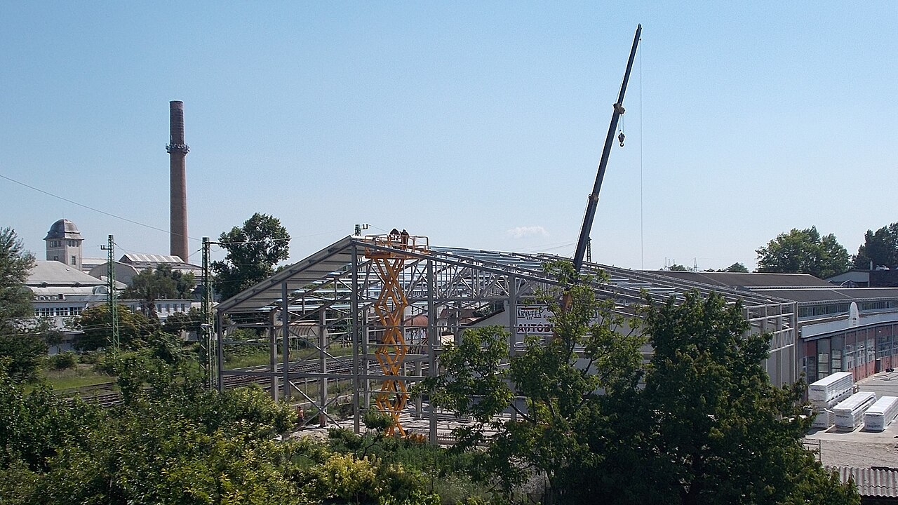 Obras industriais e galpões logísticos de grande porte, como os que uma construtora que atua no setor de óleo e gás executa. (Imagem ilustrativa) Crédito: Globetrotter19 / CC BY-SA 3.0
