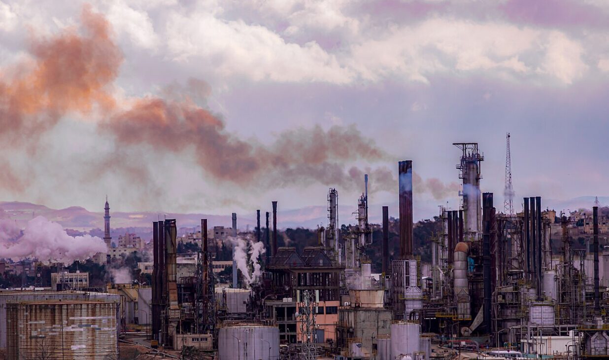 O setor de óleo e gás movimenta grandes obras industriais no Brasil, nicho em que a construtora capixaba passou a atuar. (Imagem ilustrativa) Crédito: AliAbuRas / CC BY-SA 4.0