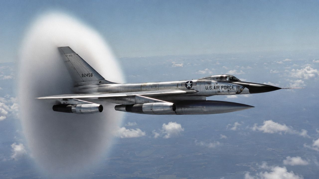 Convair B-58 Hustler alcançava 2.132 km/h, transportava armamento nuclear e estabeleceu 19 recordes, mas permaneceu em operação por apenas uma década.