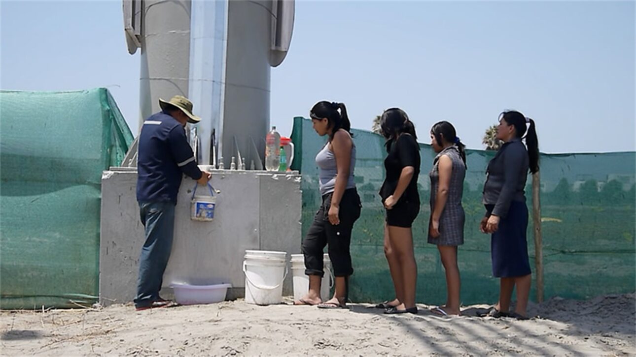 O outdoor da UTEC instalado à beira de uma estrada de terra ao sul de Lima, com a torneira na base de onde os moradores tiravam água potável. (Foto: Reprodução/New Atlas)
