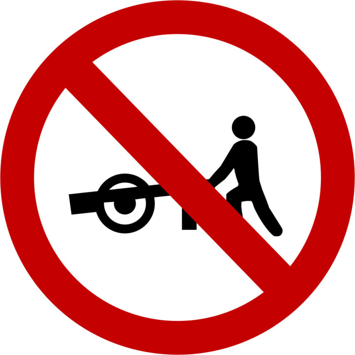 The R-40 sign prohibits the circulation of handcarts, one of the most unusual in the Brazilian Traffic Code. Credit: DENATRAN / Brazilian Traffic Signage Manual, via Wikimedia Commons (public domain).