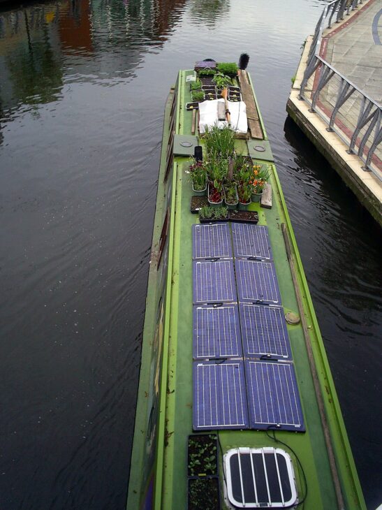 Sem hipoteca, uma mãe solo projetou a própria casa flutuante e montou um barco de 20 m num canal da Inglaterra. Veja como ela vive fora da rede.