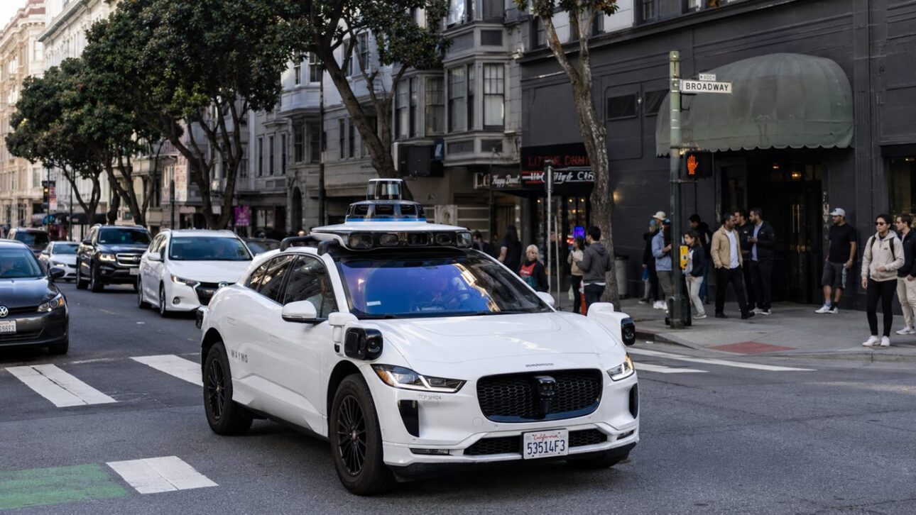 Autonomni automobil pun senzora u prometu, tip vozila koji je Cruise testirao.