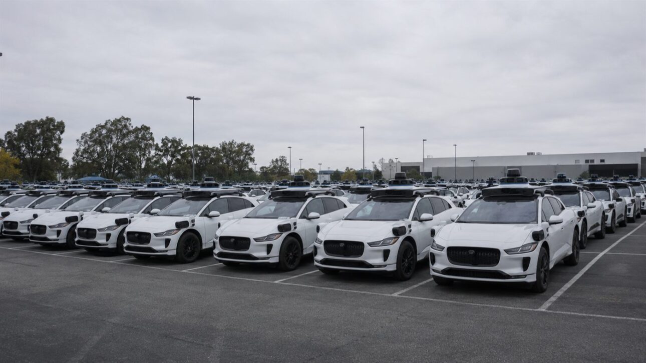 Parkirana flota autonomnih automobila, skupa operacija koju je GM odlučio prekinuti.