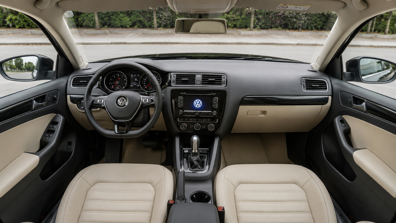 Volkswagen Jetta Highline usado aún atrae a fanáticos del rendimiento y confort: Sedán combina potencia, espacio y buena liquidez en el mercado.