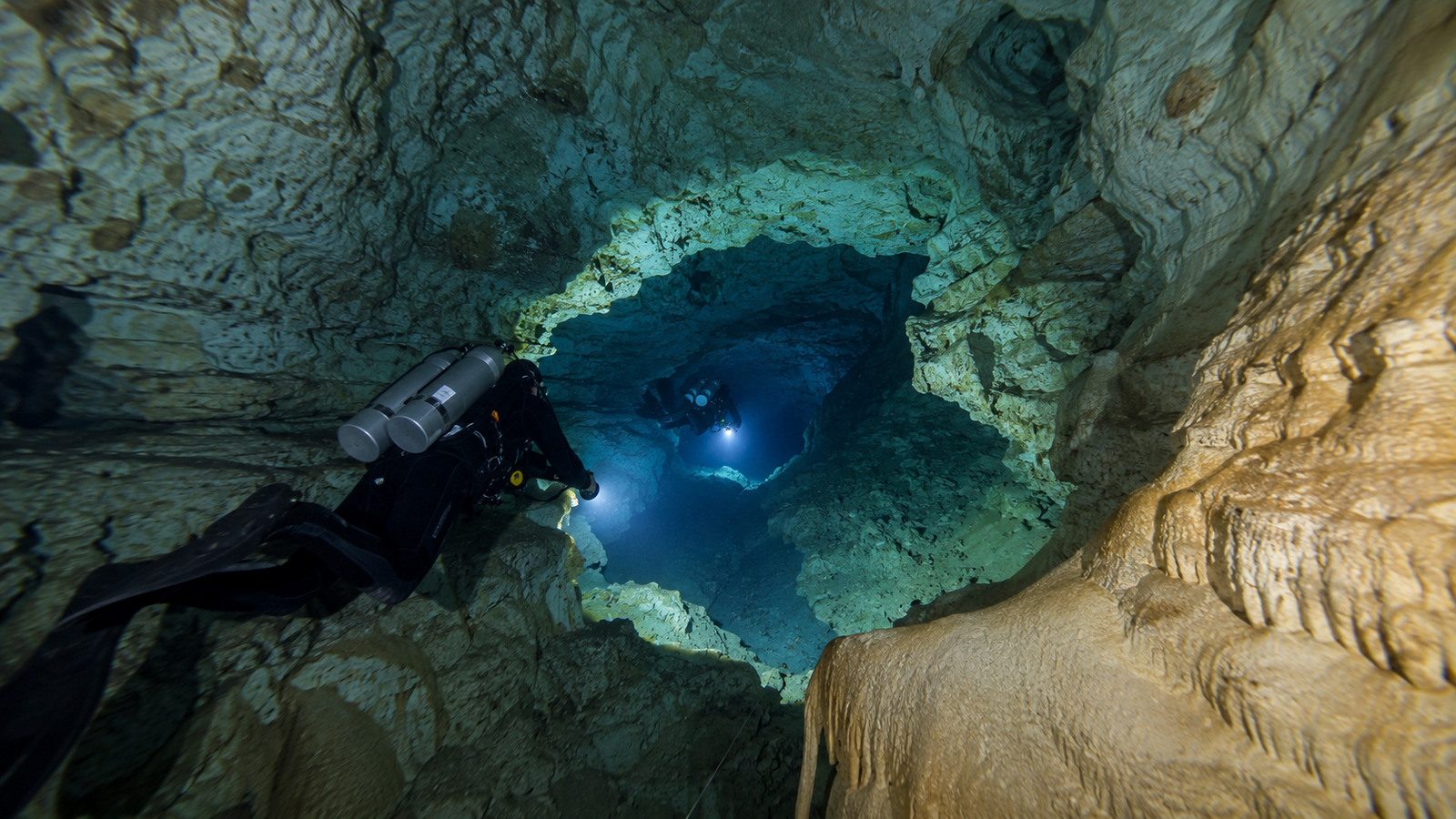 Cidade australiana esconde uma rede de cavernas submersas sob o centro urbano, e mergulhadores usam quatro câmeras para revelar passagens e novos trechos subterrâneos