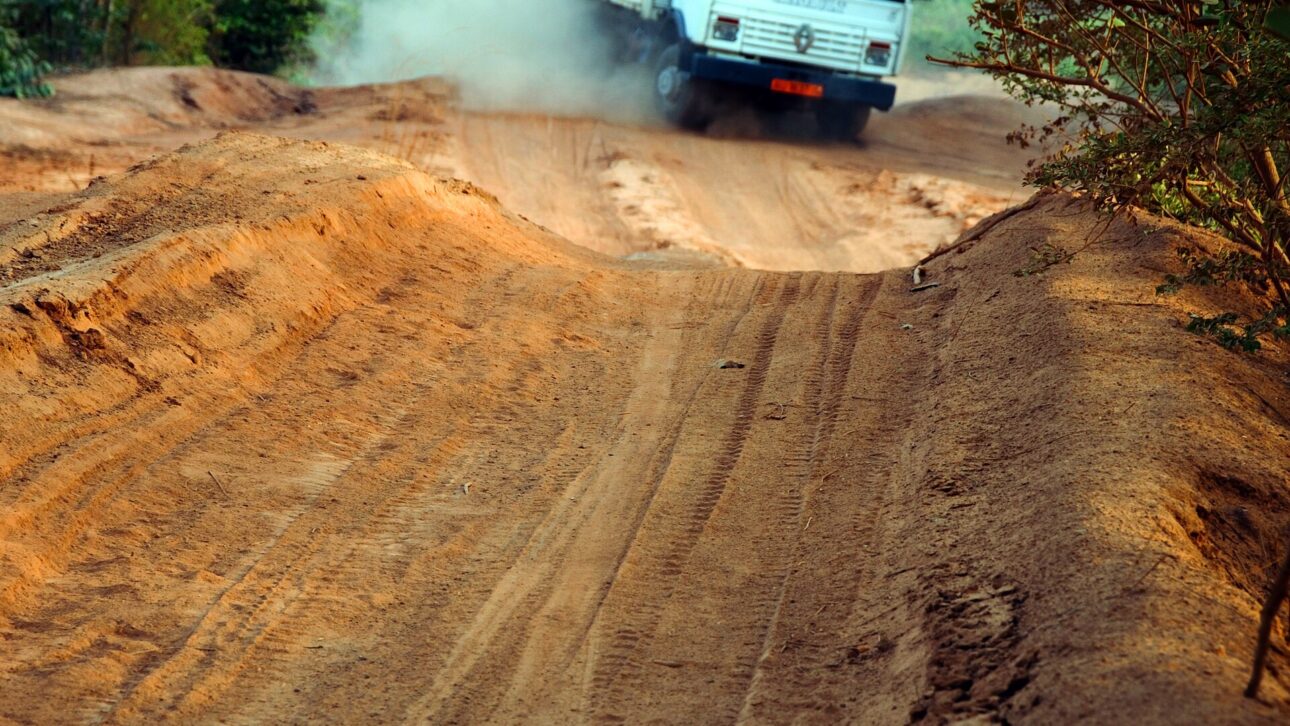 Uma estrada rural de terra não pavimentada, em região remota sem via asfaltada, o cenário em que um drone de entrega faz diferença.