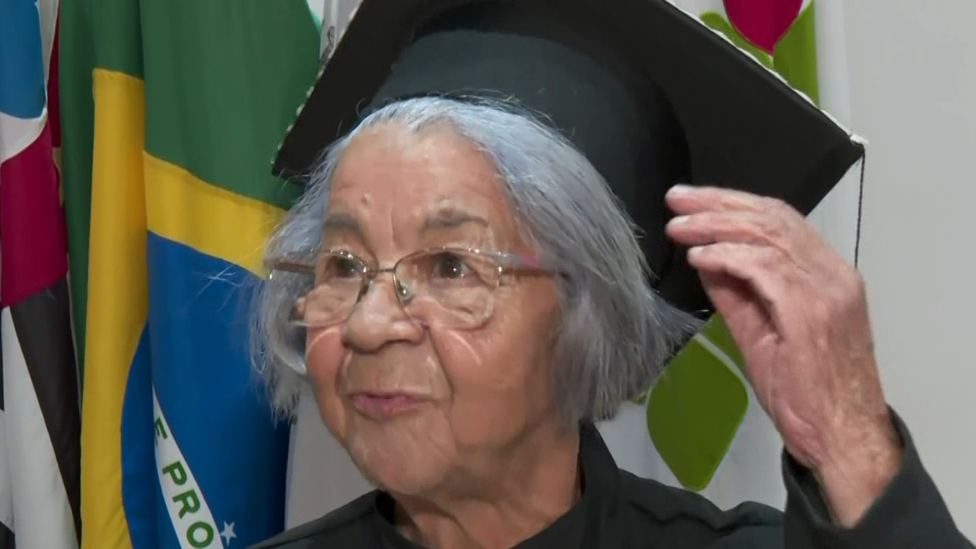 Nunca é tarde para o diploma: a EJA de Araraquara formou 36 alunos numa só cerimônia, e a estrela da turma foi dona Lourdes, de 83 anos, que aprendeu a ler e escrever de graça na escola pública e já mira a faculdade