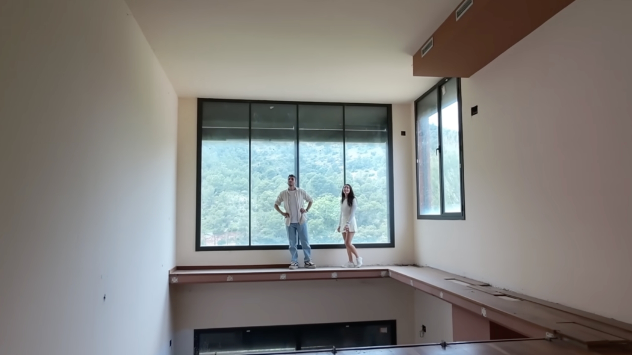 Casa abandonada comprada pela criadora do canal Decorar tu casa passará por uma ampla reforma, com grandes ambientes, áreas deterioradas e intervenções estruturais.