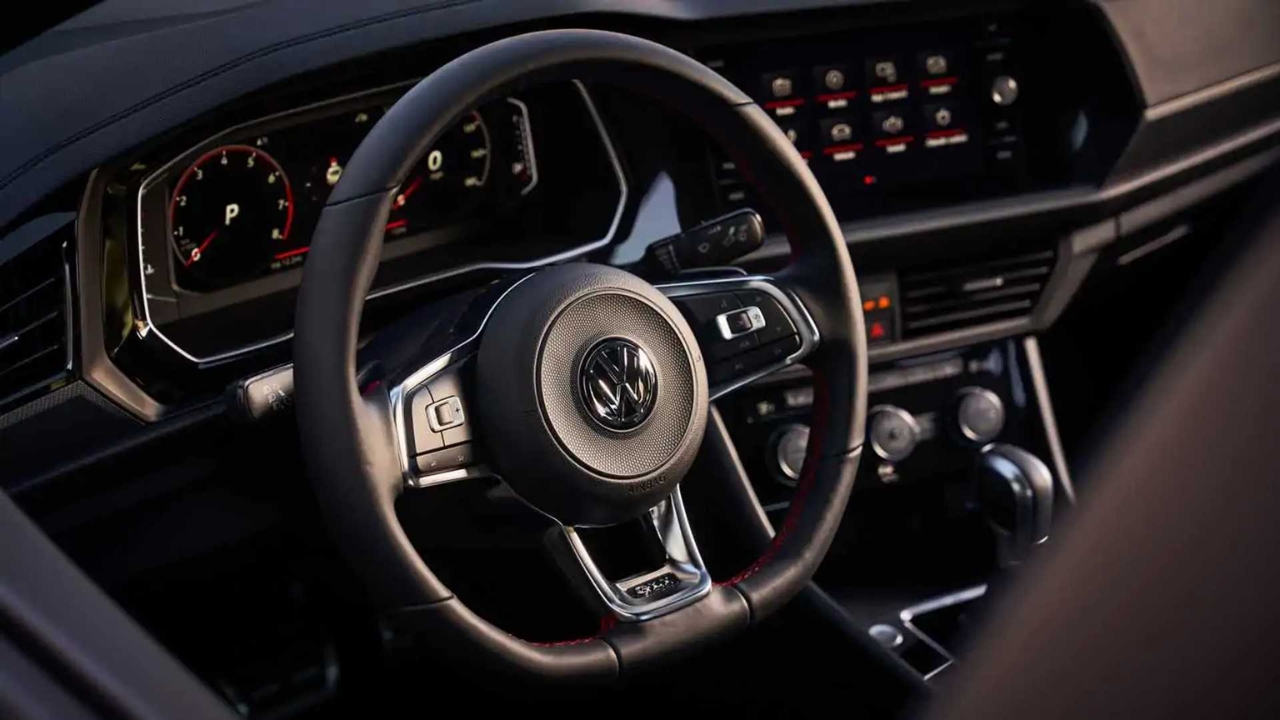 Volkswagen Jetta GLI 2021 vale R$ 159.531 na FIPE, tem 230 cv, faz 0 a 100 km/h em 6,8 segundos e custa quase o mesmo que um Nivus novo.