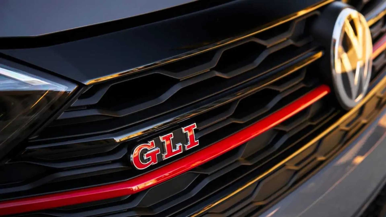 Volkswagen Jetta GLI 2021 vale R$ 159.531 na FIPE, tem 230 cv, faz 0 a 100 km/h em 6,8 segundos e custa quase o mesmo que um Nivus novo.