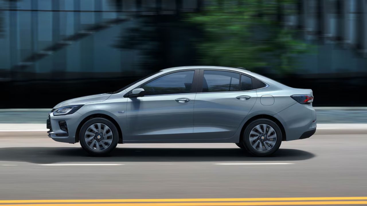 Ele superou o HB20S, Virtus e Cronos: com opções de motores 1.0 aspirado e 1.0 turbo, porta-malas de 500 litros e 6 airbags, o Chevrolet Onix Plus foi o sedan compacto mais vendido de junho, com 3.587 emplacamentos
