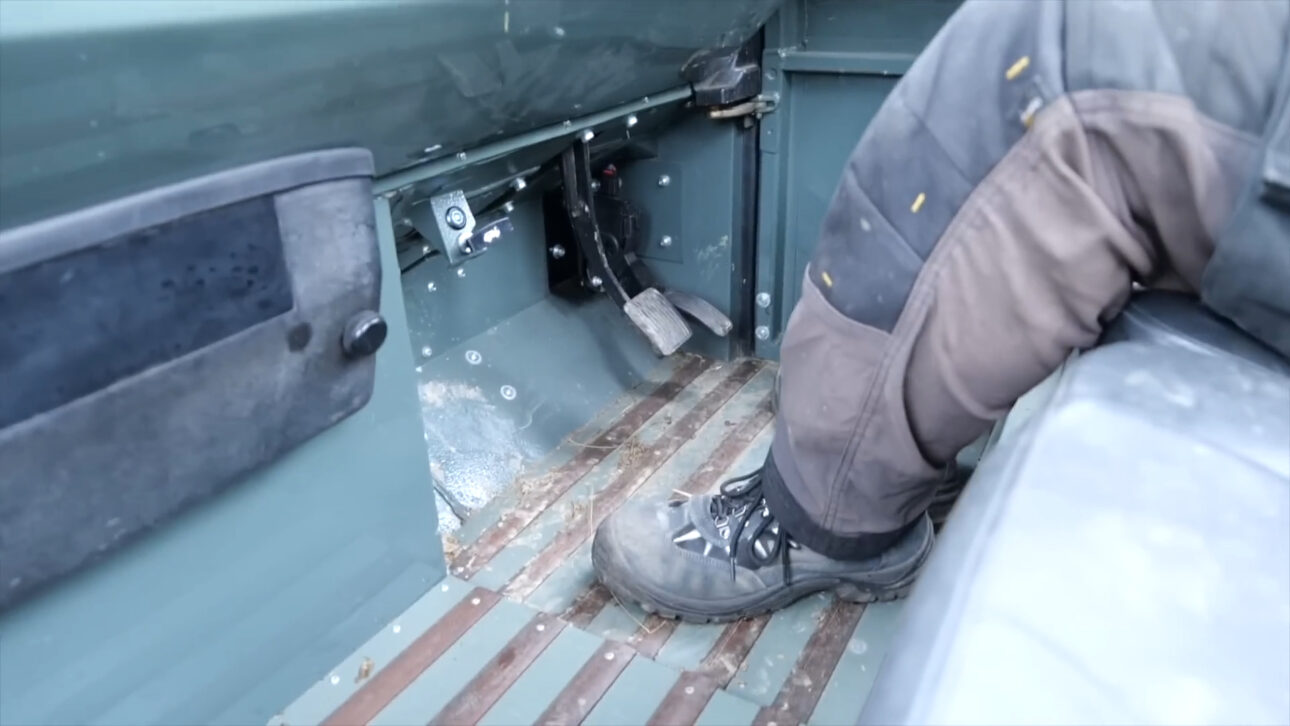 The British company BEDEO created a system that removes the engine, gearbox, and driveshaft from a classic Land Rover Defender and installs four electric motors directly on the wheels.