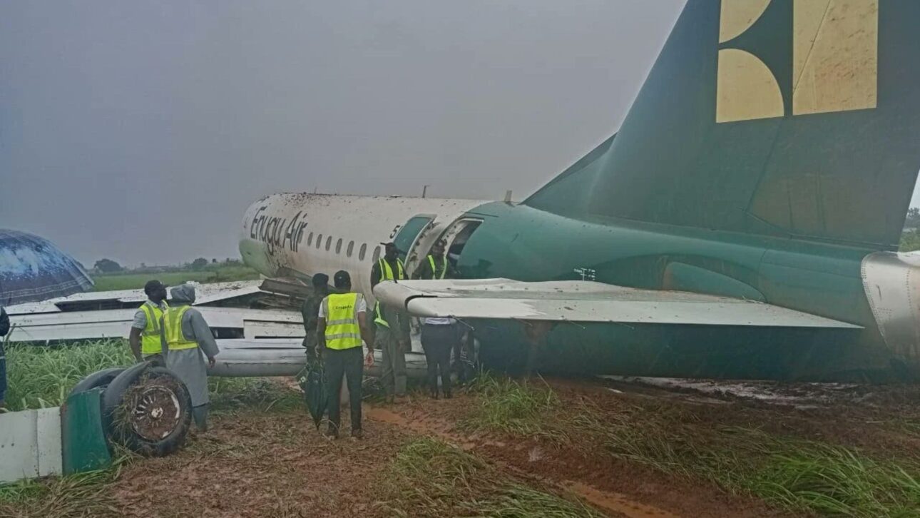 Avião Embraer 170 da Enugu Air parado na grama após excursão de pista em aeroporto da Nigéria.