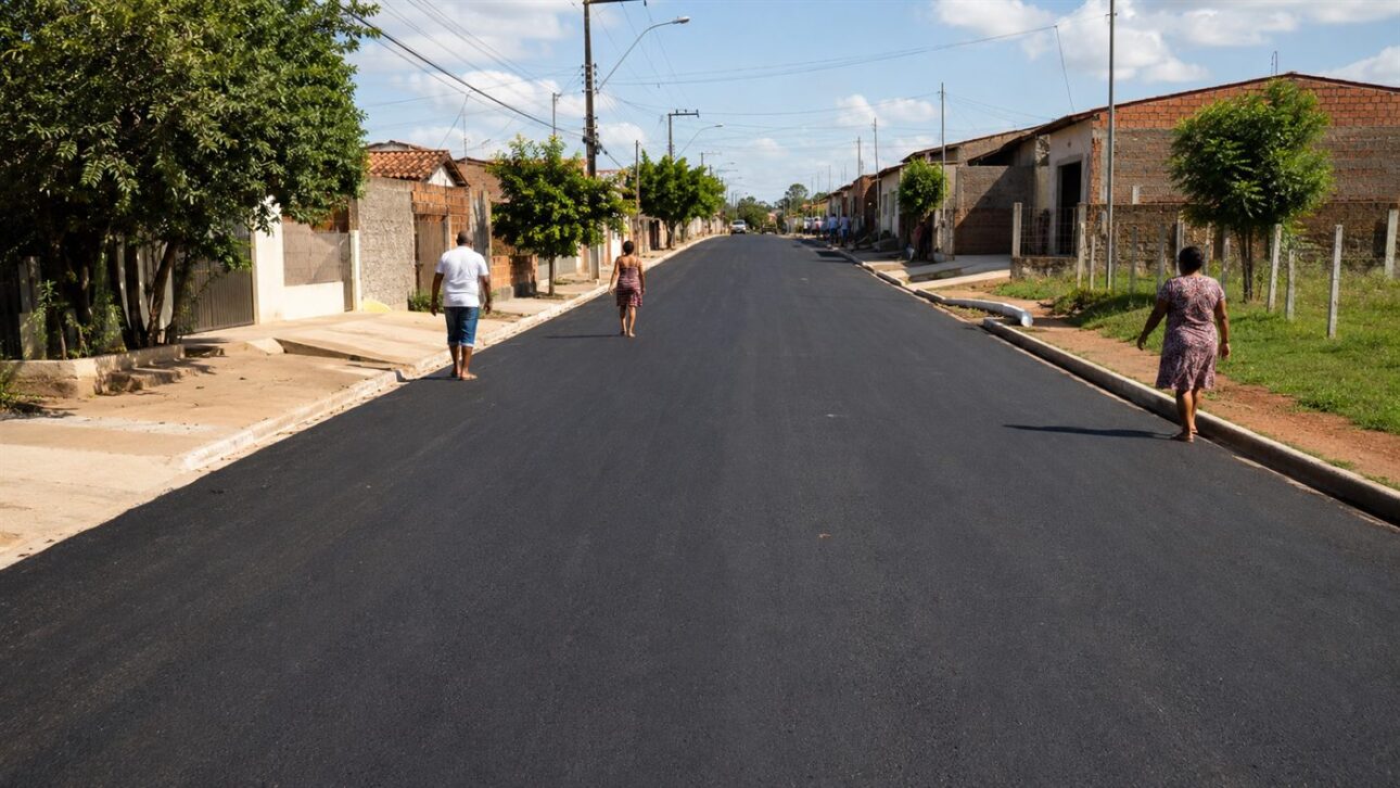 Ruas pavimentadas no interior com agregado siderúrgico, unindo obra barata e destino para o resíduo.