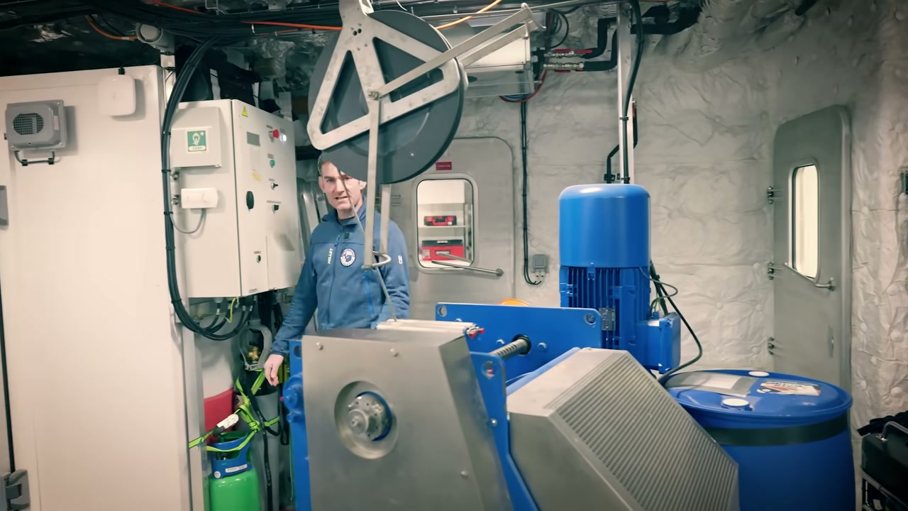 o interior da estação, com os laboratórios e o "moon pool", o poço que dá acesso à água líquida sob o gelo para coletar amostras. Crédito: Tara Ocean Foundation (YouTube).
