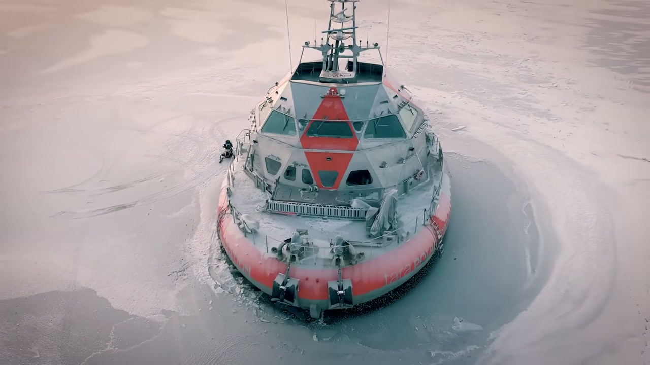 A estação polar Tara vista por fora, com o "geodo" no topo, preparada para se deixar prender e derivar pelo gelo do Ártico. Crédito: Tara Ocean Foundation (YouTube).