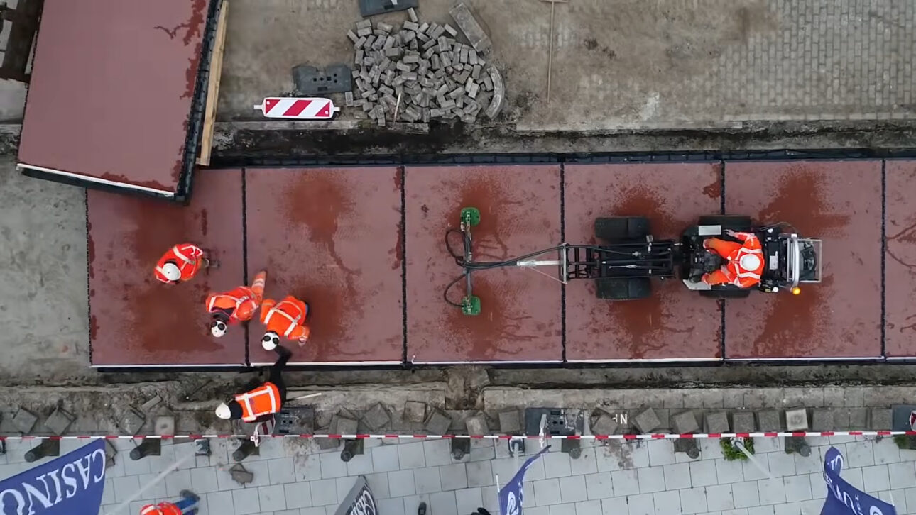 A PlasticRoad de Zwolle usa plástico reciclado, armazena água da chuva, abriga tubulações e virou teste real de infraestrutura urbana circular.