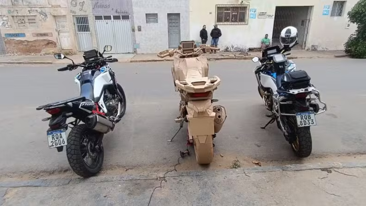 Discover how a physics student from Paraíba created an amazing cardboard motorcycle with mathematical precision. See details of this project!