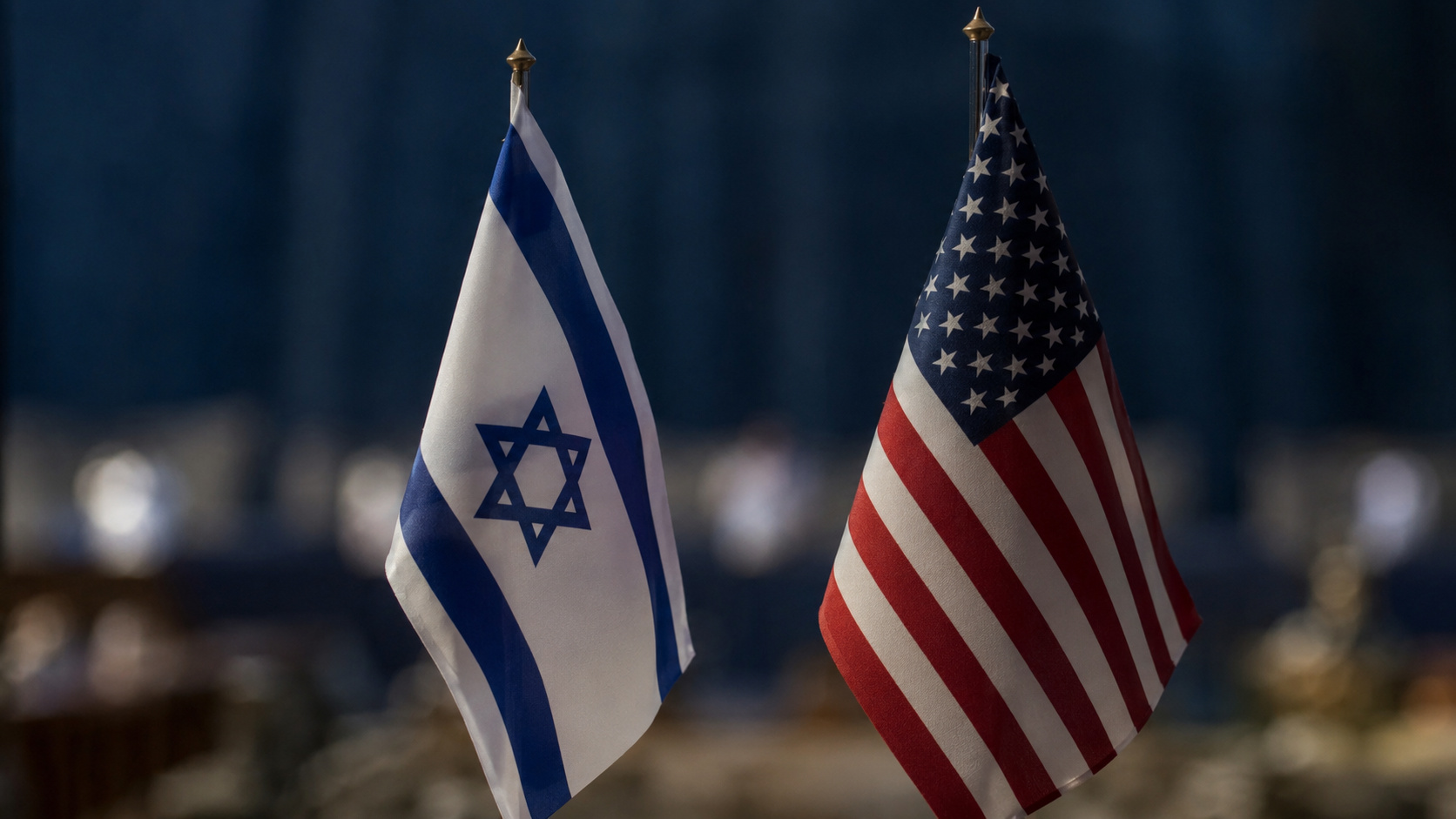 Bandeiras dos Estados Unidos e de Israel em ambiente diplomático, simbolizando acordo para embaixada permanente em Jerusalém.