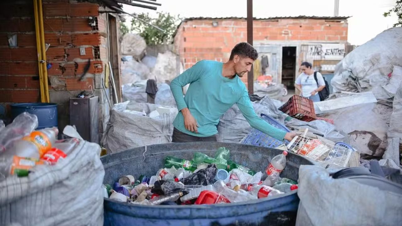 Descubra como a profissionalização da reciclagem com apoio internacional tem gerado renda, formalização de empregos e impacto ambiental positivo no Brasil.