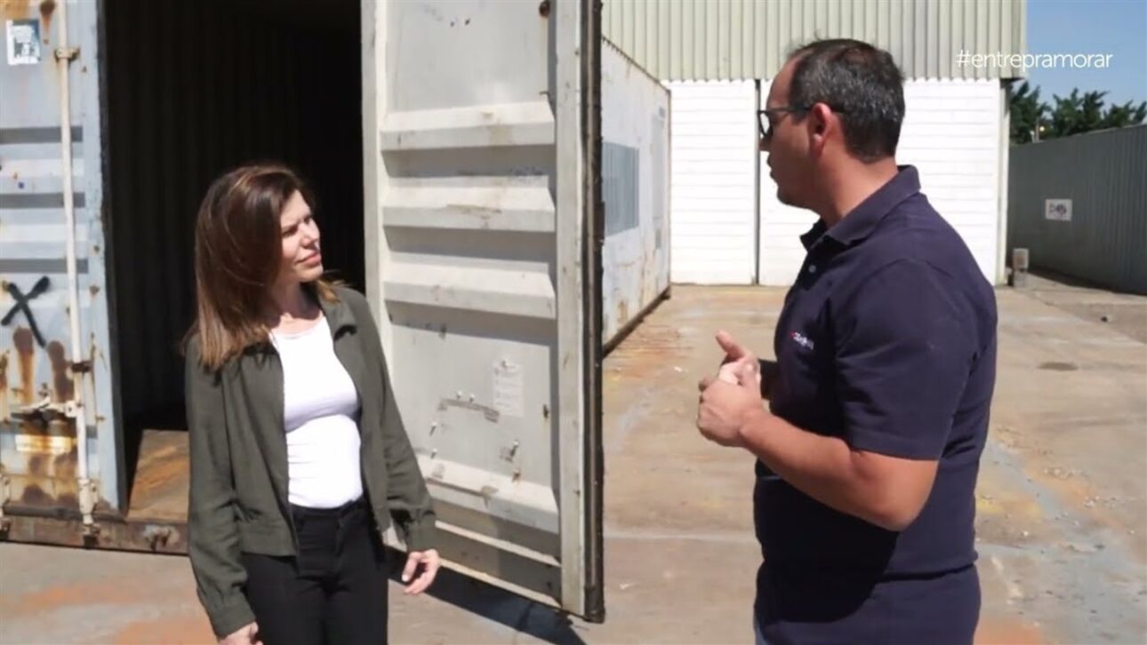 La visita conversa con la fábrica en el patio, frente a un contenedor. Foto: Reproducción/YouTube Entre Pra Morar.