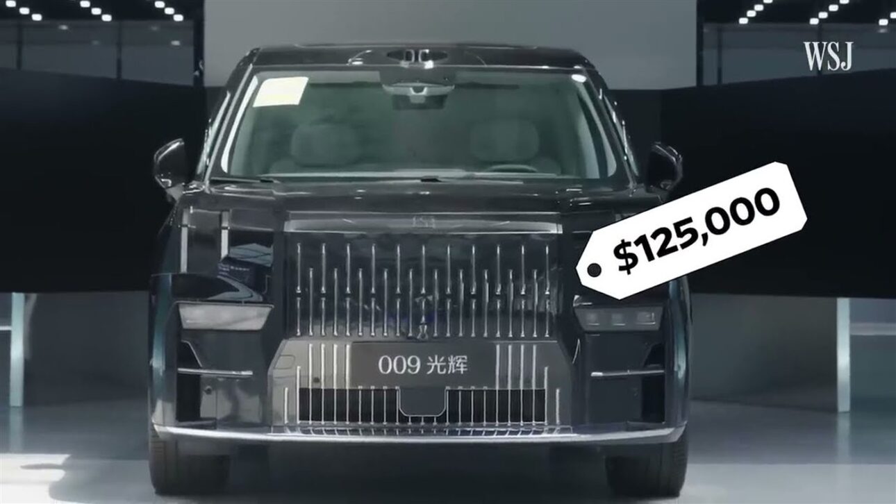 O elétrico de luxo da Zeekr exibido na reportagem, com etiqueta de US$ 125 mil. Foto: Reprodução/YouTube The Wall Street Journal.