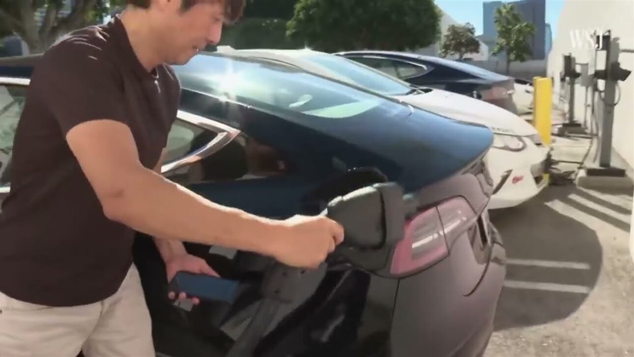 A recarga de um carro elétrico nos EUA mostrada na reportagem. Foto: Reprodução/YouTube The Wall Street Journal.