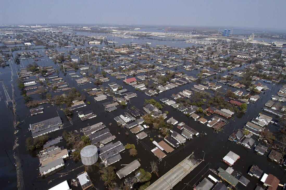 Bairros de Nova Orleans completamente submersos após o rompimento dos diques no furacão Katrina, em 2005. Crédito: U.S. Navy / domínio público (Wikimedia Commons).