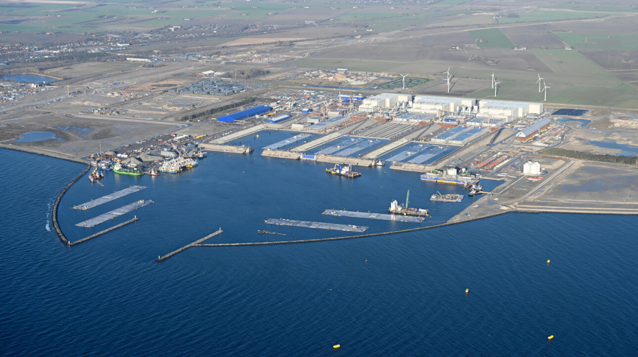 Denmark tows 73.5 thousand ton concrete blocks through the Baltic Sea
