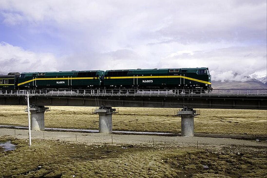 Trem da Ferrovia Qinghai–Xizang cruza trecho elevado do planalto entre montanhas e áreas de grande altitude na China.