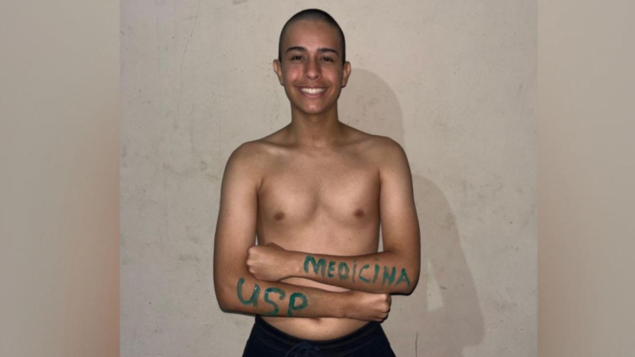 Um jovem de 18 anos superou desafios, trabalhou e estudou muito para conquistar vagas de medicina na USP, Unicamp e Unesp. Confira essa história de superação.