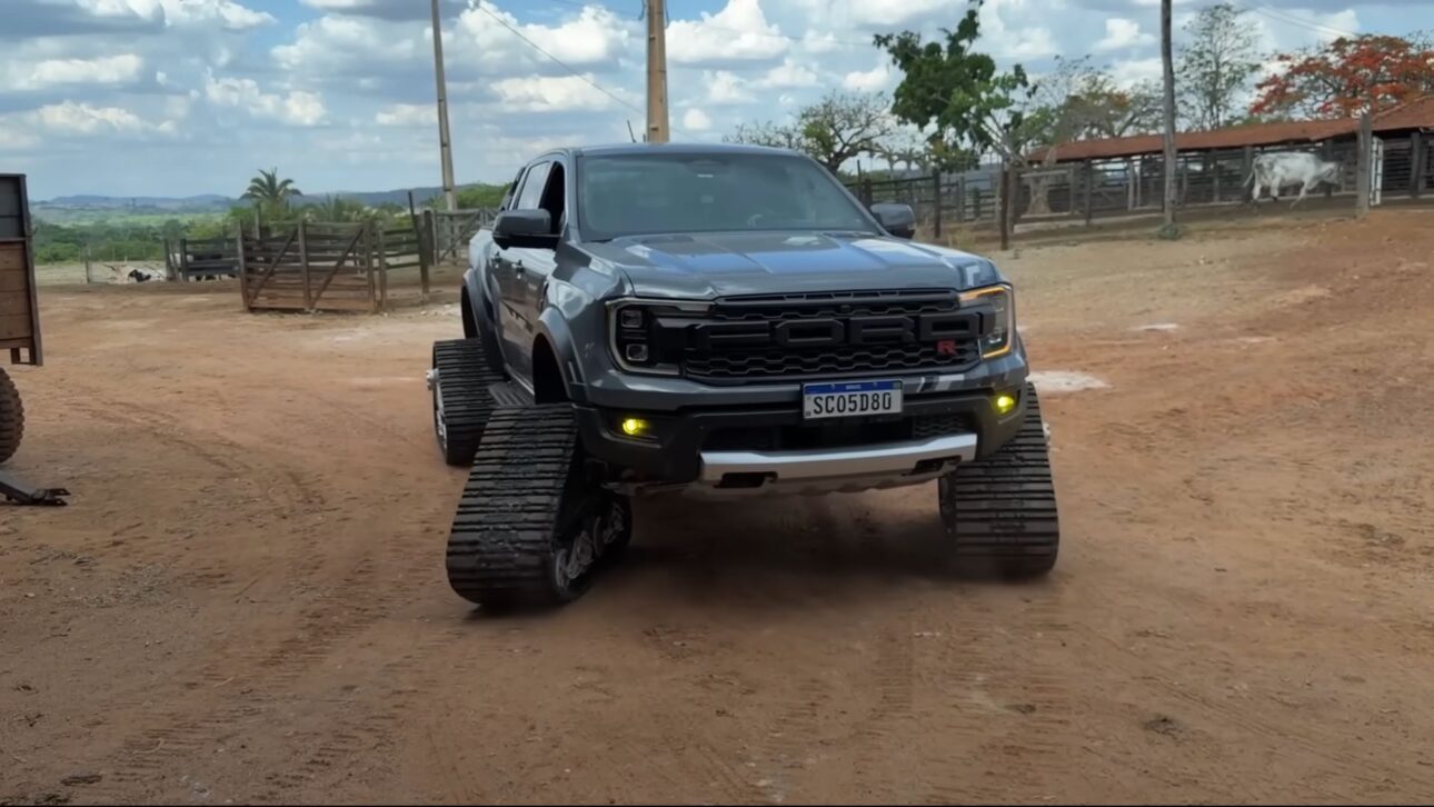 Ford Ranger Raptor equipada com esteiras MatTracks em terreno de lama.
