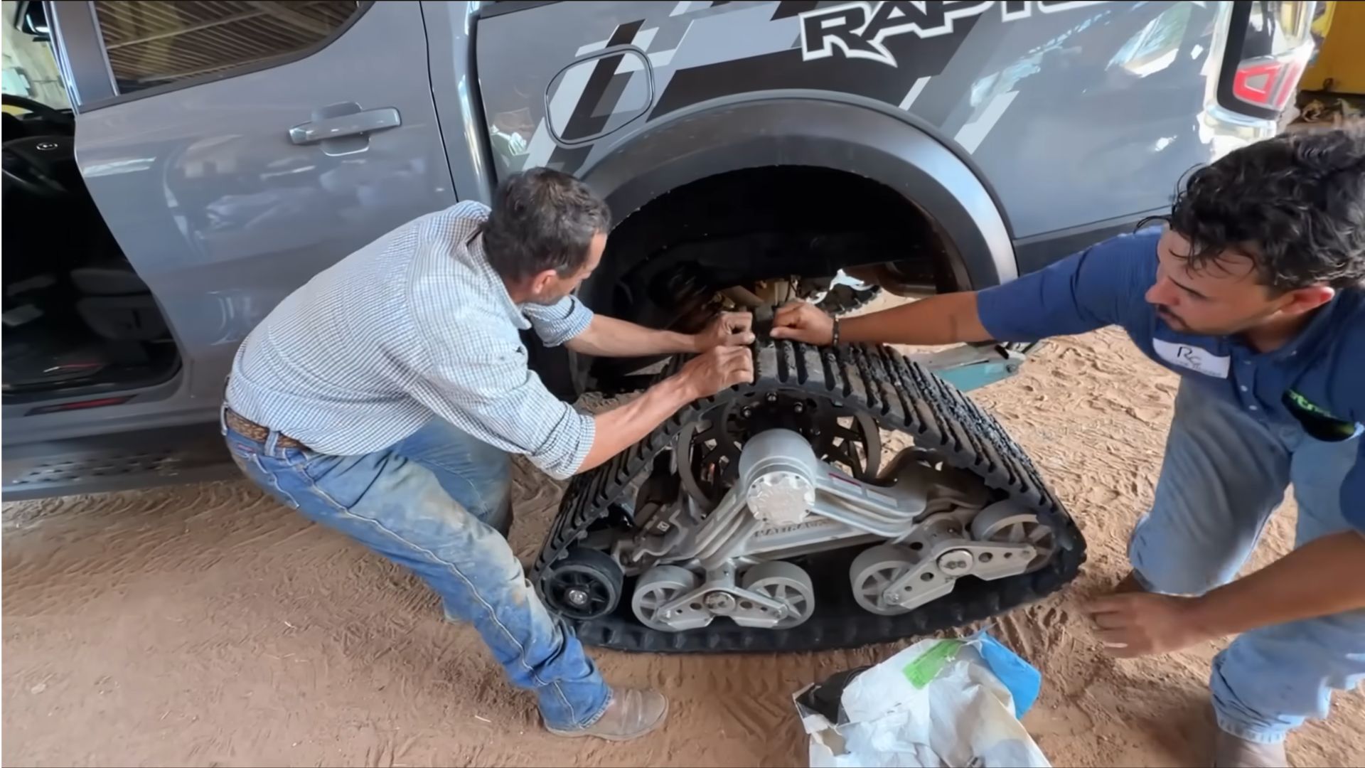Instalação das esteiras MatTracks em uma Ford Ranger Raptor.