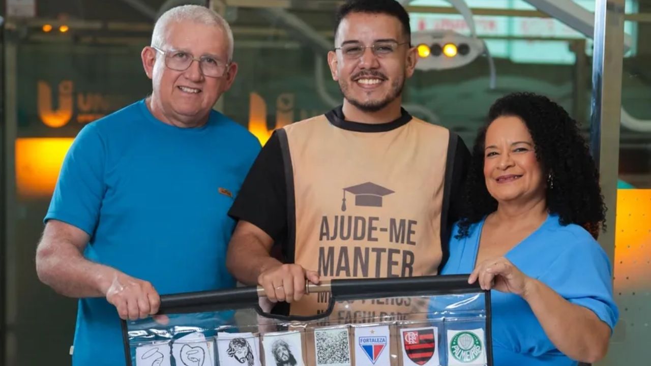Vendedor ambulante que já percorreu 218 municípios do Nordeste para ajudar os filhos a se formarem, se emociona ao receber homenagem de um deles durante ensaio de formatura em Odontologia.